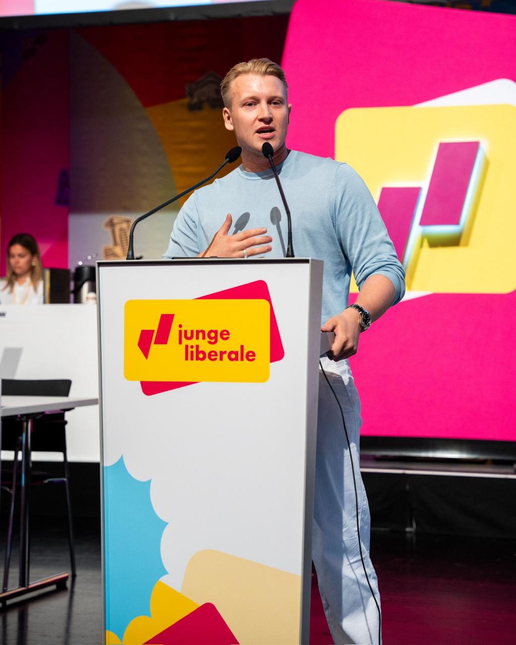 Finn Flebbe bei einer Rede am Pult der Jungen Liberalen