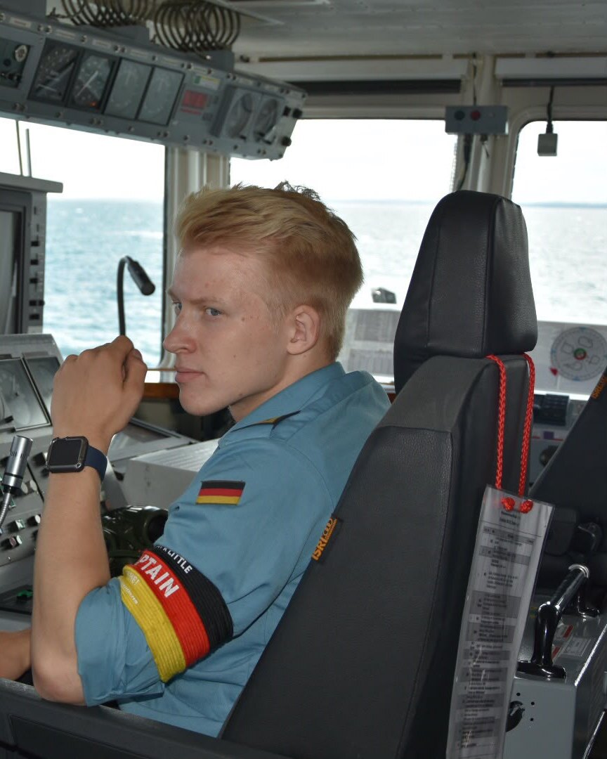 Finn Flebbe in Marineuniform auf der Brücke eines Minensuchboots